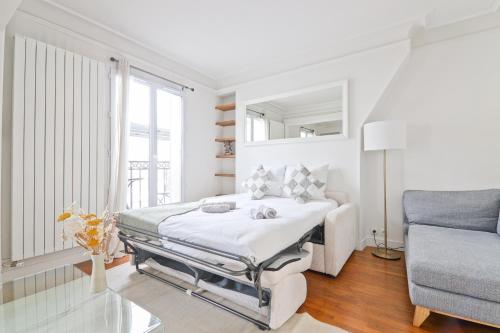 Haussmannien lumineux avec balcon proche Montmartre