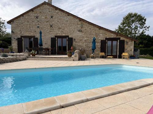 Bazén v ubytování 'Maison M' chambres d'hôtes nebo v jeho okolí
