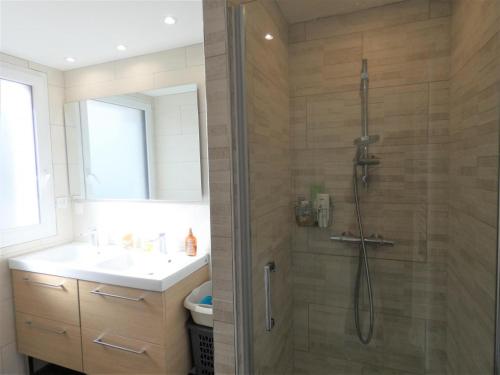 a bathroom with a shower and a sink at La villa du point du jour in Lit-et-Mixe