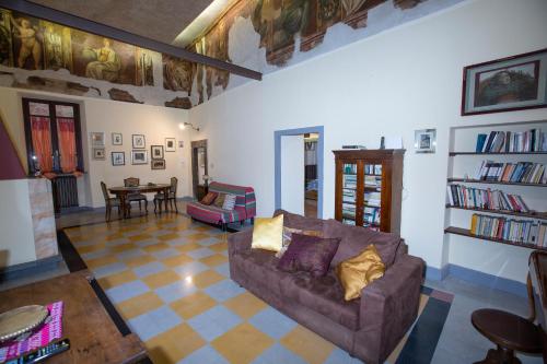a living room with a couch and a table at Residenza d'epoca Palazzo Franciosoni in Vetralla