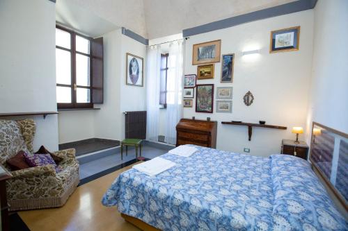 a bedroom with a blue bed and a chair at Residenza d'epoca Palazzo Franciosoni in Vetralla