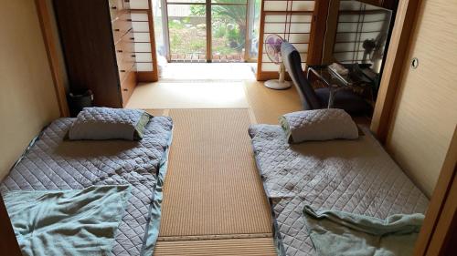 a room with two beds in a room at Iioka-classic in Asahi