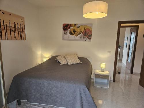 a bedroom with a bed and a table with a lamp at Villa Butterfly in Santa Domenica