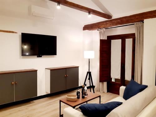 Una televisión o centro de entretenimiento en La Rúa 4