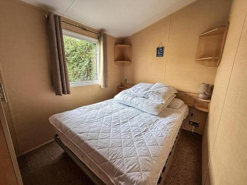 Postel nebo postele na pokoji v ubytování Lovely 8 Berth Caravan At California Cliffs Holiday Park In Norfolk Ref 50053C