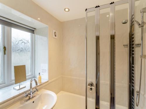 een badkamer met een wastafel en een douche bij Victoria Cottage in Kettlewell