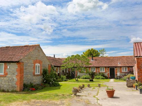 eine Reihe von Backsteinhäusern in einem Hof in der Unterkunft The Cottage in South Barrow