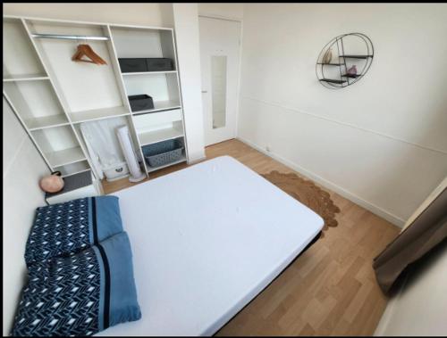 a room with a white table and a couch at T2 top floor with balcony - Stadium-Arena-Eurexpo in Décines-Charpieu