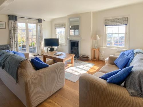 Una sala de estar con dos sofás y un televisor. en The Chatham - 30164, en Lyme Regis