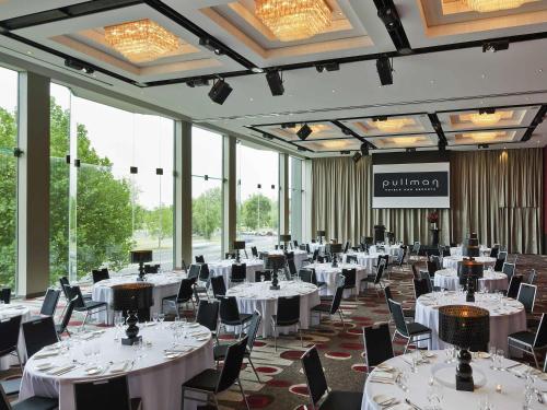 Un restaurante u otro lugar para comer en Pullman Melbourne Albert Park