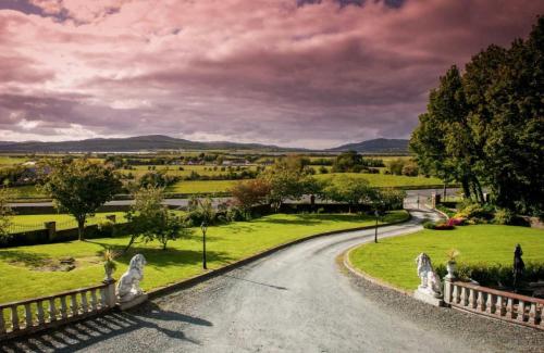 a winding road in the middle of a field at The Old Parochial House in Speenoge