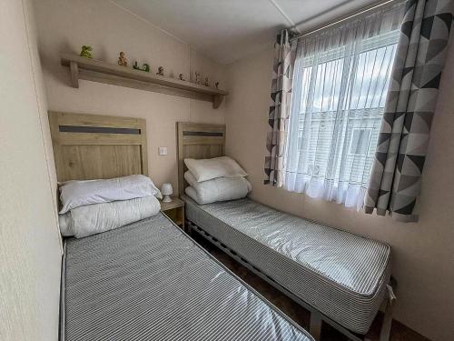Ένα ή περισσότερα κρεβάτια σε δωμάτιο στο Lovely 6 Berth Caravan With Free Wi-Fi At Broadland Sands Ref 20017Bs