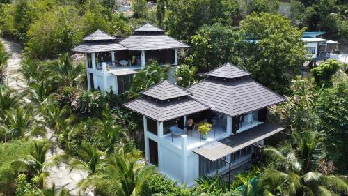 Salad Beach Bungalow - Sunset Seaview 2 bedroom في سالاد بيتش: اطلالة جوية على بيت فيه ابراج