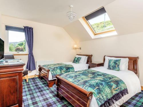 Una cama o camas en una habitación de Lochside House - S4532