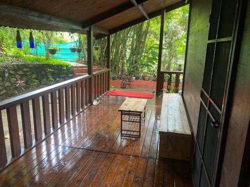 un portico di una casa con una panchina sopra di Trekkingtrails woodhouse a Jāmb