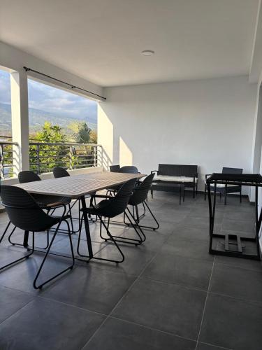 a dining room with a table and chairs on a balcony at Le meublé du Sable Nwar in Étang-Salé