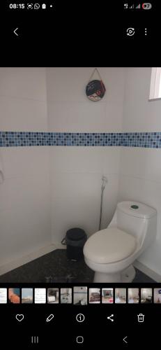 a bathroom with a white toilet in a room at Suite Privativa em casa de Família 2 - Privacidade e Aconchego in Resende