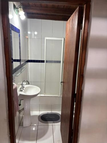 ein kleines Badezimmer mit Waschbecken und Dusche in der Unterkunft Aneley Cabañas Bosque Peralta Ramos in Mar del Plata