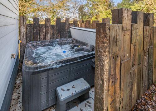 a bath tub with a sink in a fence at Faringdon Grange in Faringdon