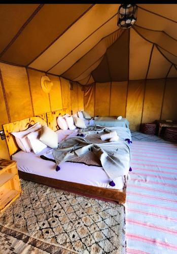 Ένα ή περισσότερα κρεβάτια σε δωμάτιο στο Merzouga Spectacular Luxury Camp