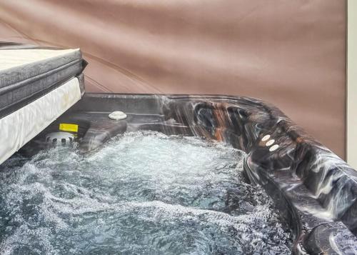 a pool of water in a tank with water at Faringdon Grange in Faringdon