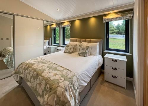 a bedroom with a large bed and a window at Faringdon Grange in Faringdon