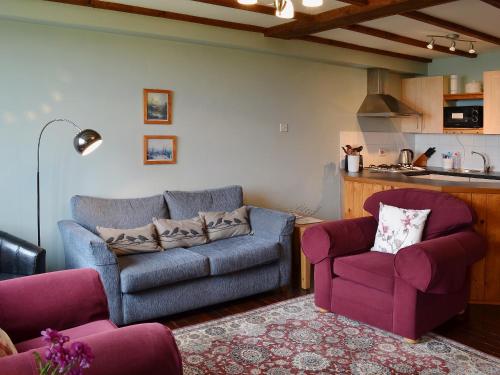 a living room with a couch and two chairs at Rose Cottage - E1494 in Scalby