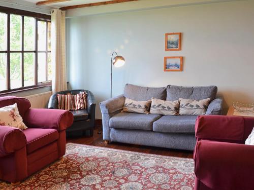 a living room with a couch and two chairs at Rose Cottage - E1494 in Scalby