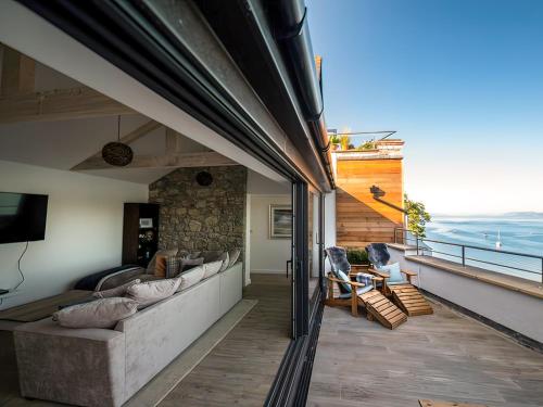 Una sala de estar con un sofá y vista al mar. en Stanton, en Bangor