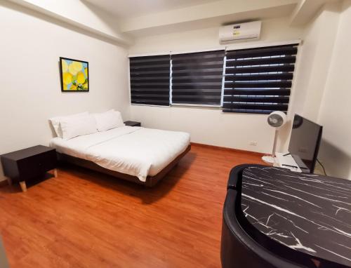 Ένα ή περισσότερα κρεβάτια σε δωμάτιο στο Baguio Cedar Peak Near Session Road Air-conditioned