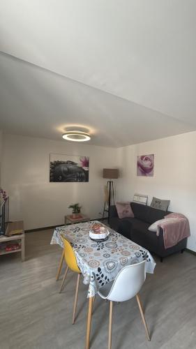 Ruang duduk di Appartement cocooning avec vue sur les Pyrénées