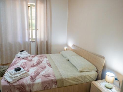 a bedroom with a bed with two lamps and a window at Il Paradiso Verde in Pagani