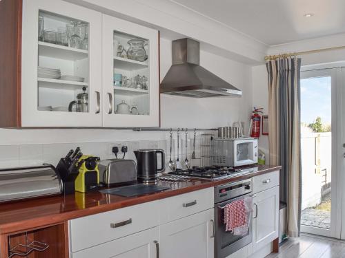 Kuchyň nebo kuchyňský kout v ubytování Maltings Cottage