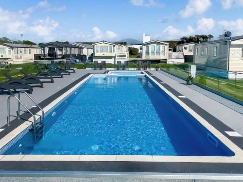 a swimming pool on the roof of a house at White Towers - Hw7625 in Llanwnda