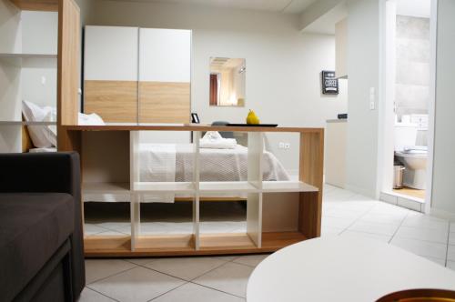 ein Schlafzimmer mit Schreibtisch und Bett in einem Zimmer in der Unterkunft A&I Apartments & Studios in Athen
