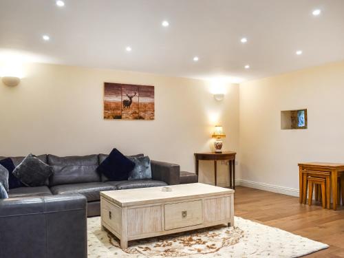 ein Wohnzimmer mit einer Couch und einem Couchtisch in der Unterkunft Swift Cottage - Uk47527 in Roxby