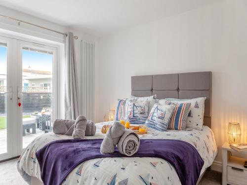 Un dormitorio con una cama grande con toallas. en Swn Y Mor, en Trearddur