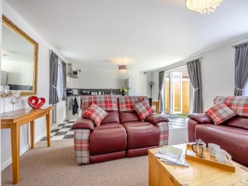 un salon avec un canapé et une table dans l'établissement Willow's Cottage - Uk42144, à North Somercotes