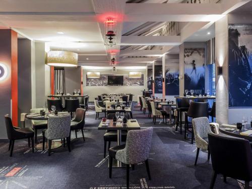 a dining room filled with tables and chairs at Mercure Paris Velizy in Vélizy-Villacoublay
