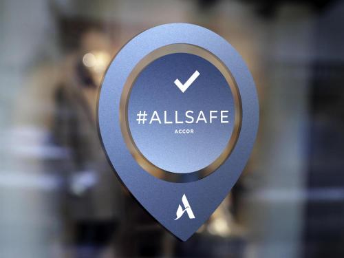 a sign that reads alliance agent with two arrows at Mercure Paris Velizy in Vélizy-Villacoublay