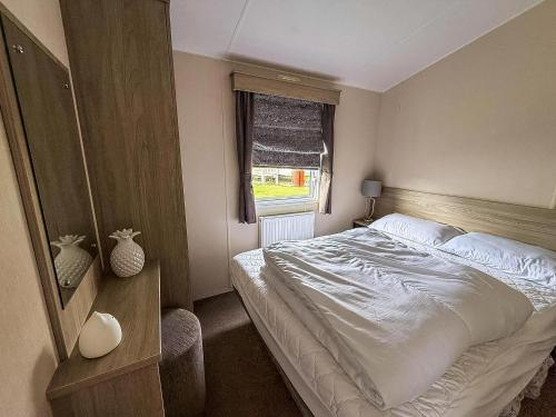 Postel nebo postele na pokoji v ubytování Lovely 6 Berth Caravan With Decking At California Cliffs In Scratby Ref 50027F