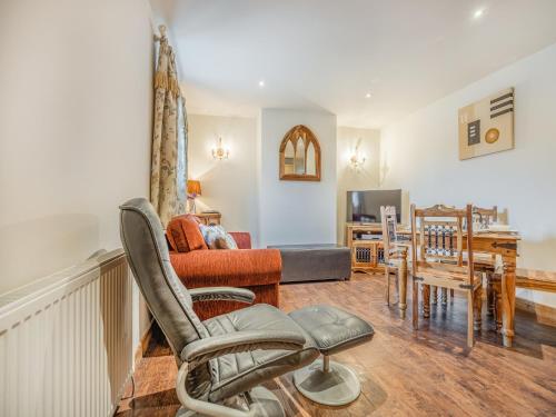 una sala de estar con un sofá y una silla en The Forge - Uk44517, en North Thoresby
