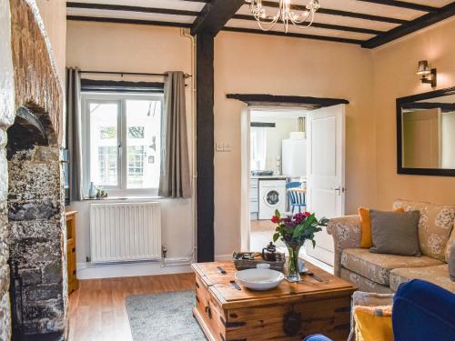 ein Wohnzimmer mit Sofa und Tisch in der Unterkunft The Cottage - Uk35177 in Abbots Bickington