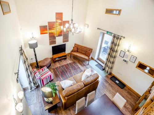 Una vista aérea de una sala de estar con un sofá. en The Granary - Uk44520, en North Thoresby