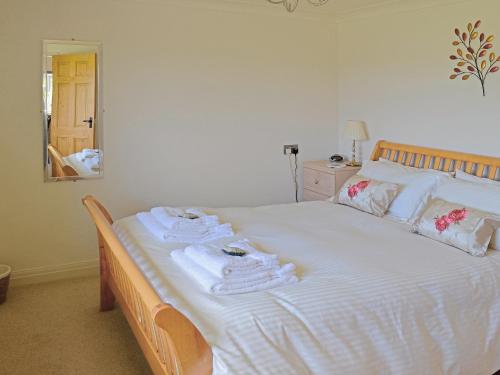 a bedroom with a bed with towels on it at Fellbeck -9565 in Grantley