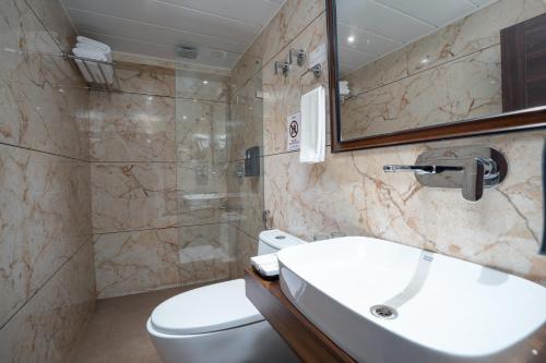 Ένα μπάνιο στο Summit Mall Stone Hotel
