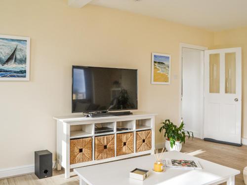 Televiisor ja/või meelelahutuskeskus majutusasutuses School Cottage