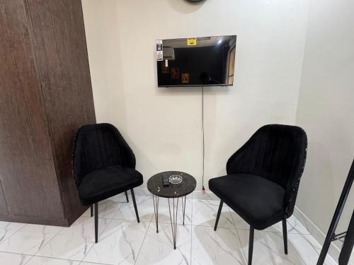 TV a/nebo společenská místnost v ubytování Islamabad Apartment