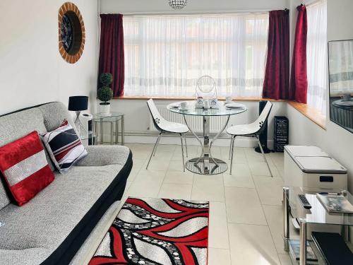 Posezení v ubytování Black Pan Holiday Cottage