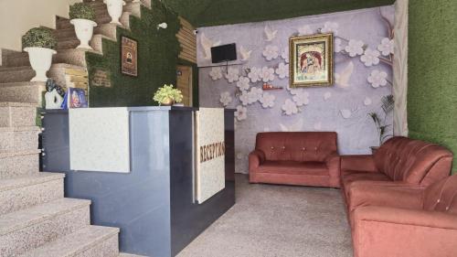 un soggiorno con un divano e un tavolo di Devi Residency - Near Prem Mandir Bankey Bihari Vrindavan a Vrindāvan